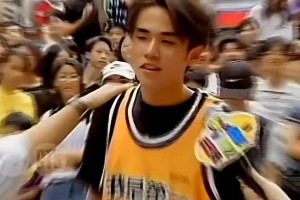 青涩的周杰伦像小李子吗？🤣猜一猜旁边的女生是谁？温岚？