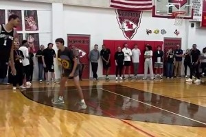 感觉这球迷身高并不矮啊，但仍旧遭文班长臂无情站帽+隔扣😂